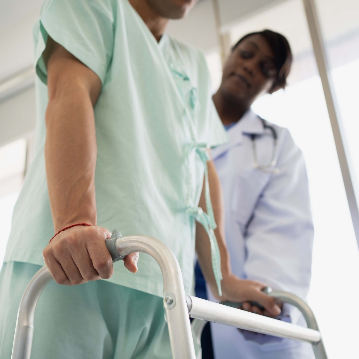 Physiotherapists, middle-aged patients and limb surgeons, physiotherapists, orthopedic surgeons and nurses, assisting patients with injuries, osteoporosis and arthritis to recover.