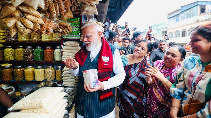 PM Modi having jhalmuri during campaigning in Bengal