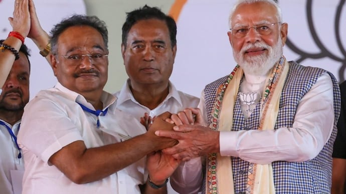 PM Modi with BJP MP and West Bengal BJP president Samik Bhattacharya during a public meeting ahead of the West Bengal Assembly elections. (PTI)