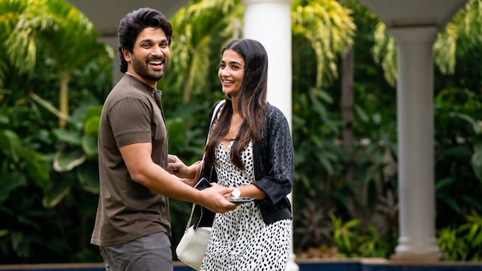 A still of Pooja Hegde with Allu Arjun from Ala Vaikunthapurramuloo (Photo: IMDb)