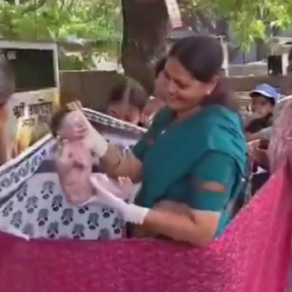Pune doctor helps woman deliver baby on road safely with support of locals