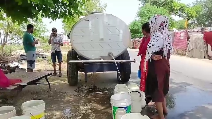 For nearly 30 years, around 400 families living in Punjab’s Moga have depended on municipal tankers and long walks to fetch water. Punjab Moga