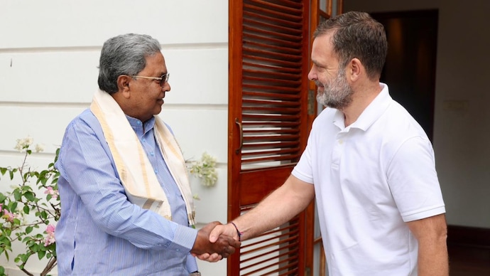 Rahul Gandhi with party leader Siddaramaiah during a meeting after the latter stepped down from the post of Karnataka Chief Minister. (Imag: PTI) Rahul Gandhi with party leader Siddaramaiah during a meeting after the latter stepped down from the post of Karnataka Chief Minister. (Imag: PTI)