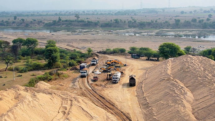 DIGGING UP DIRT: Sand mining at Bisalpur dam in Tonk, February 19, 2024 (Photo: Purushottam Diwakar)