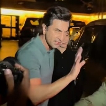 Ranbir Kapoor snaps as paparazzi crowd him, Alia at Daadi Ki Shaadi screening