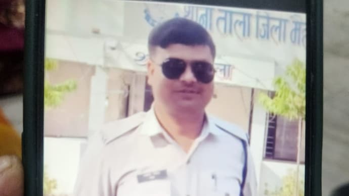 Rewa constable shot dead: The accused fled the scene and is currently on the run. Rewa constable shot dead