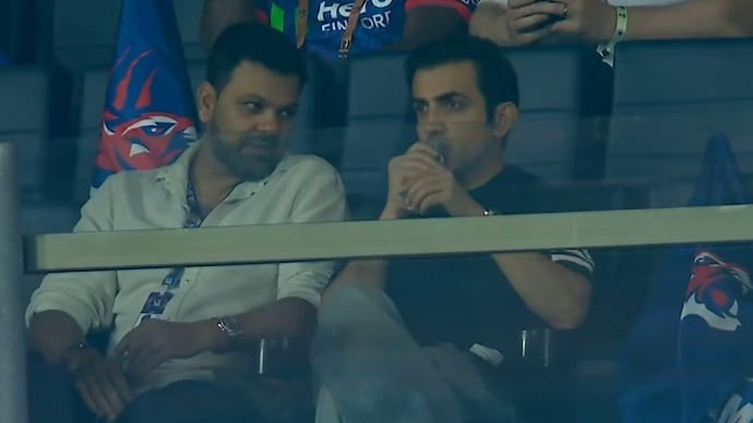 IPL 2026: Gambhir was seen in a chat with RP Singh during DC vs KKR. (ScreenGrab: JioHotstar) RP Singh, Gautam Gambhir, DC vs KKR, IPL 2026