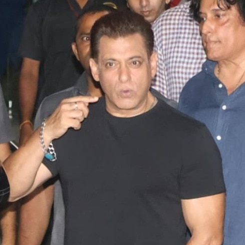 Salman Khan schools paps, urges silence outside hospital in viral clip. Watch