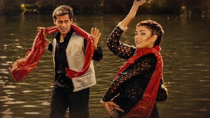 Salman Khan and Sushmita Sen in a still from Chunnari Chunnari song from 1999 film Biwi No. 1 Salman Khan and Sushmita Sen's 1999 song Chunnari Chunnari