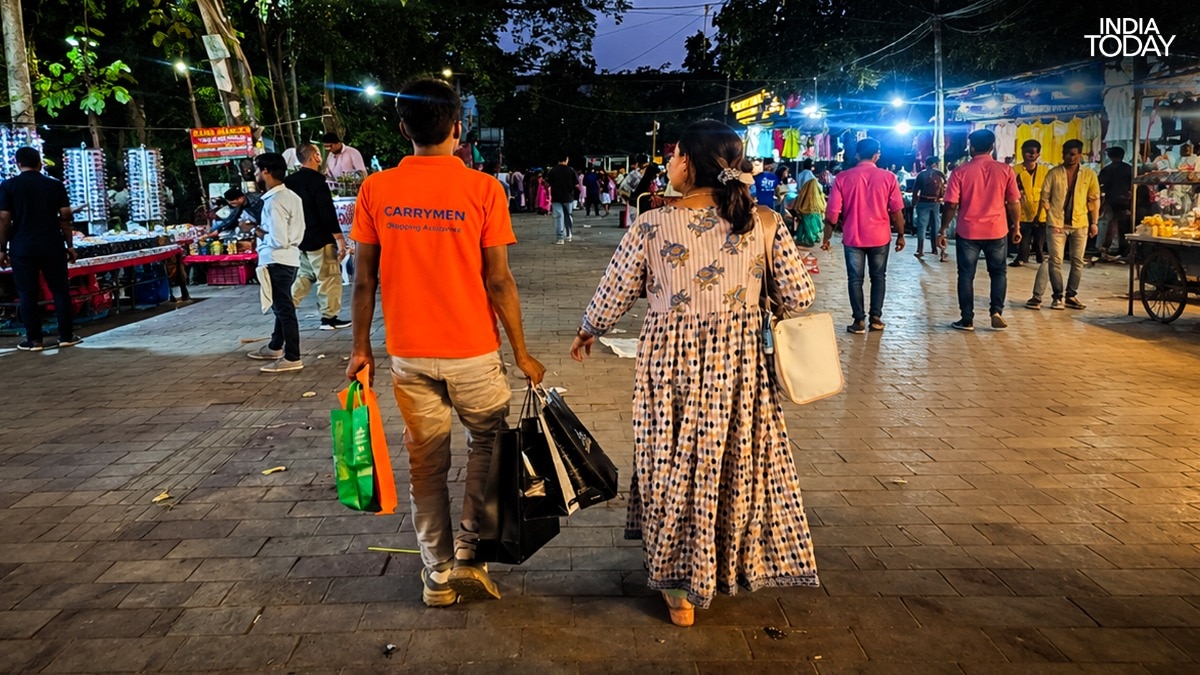 No boyfriend? No problem. This Delhi startup will carry your shopping bags