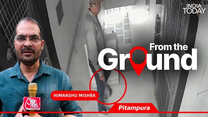 Sickle in hand, man strikes fear in Delhi, knocks doors posing as delivery agent Sickle in hand, man strikes fear in Delhi, knocks doors posing as delivery agent