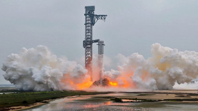 The company described the test as a “full duration and full thrust” firing. (Photo: SpaceX) Starship Super Heavy test