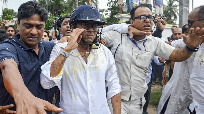 Stones, eggs and 'chor chor' chants greet Abhishek Banerjee in Sonarpur. (PTI)