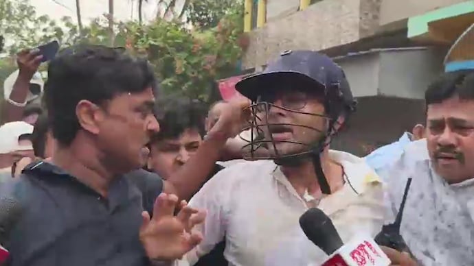 Stones, eggs and 'chor chor' chants greet Abhishek Banerjee in Sonarpur Stones, eggs and 'chor chor' chants greet Abhishek Banerjee in Sonarpur