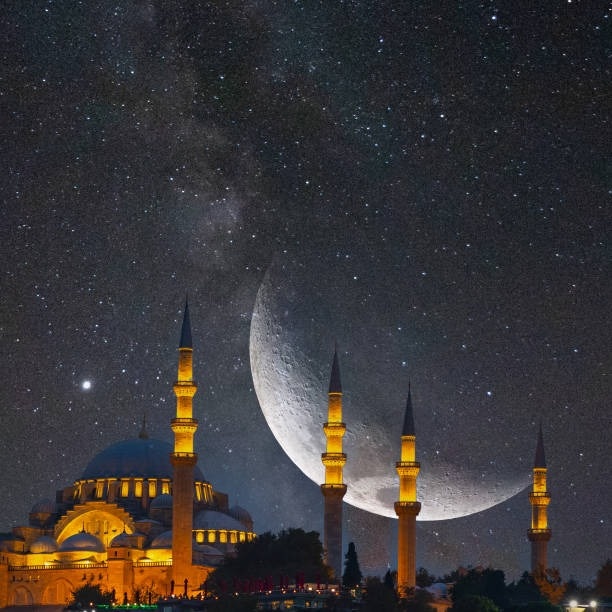 Believers wait for the crescent moon in the sky at sunset after the 29th day of fasting.