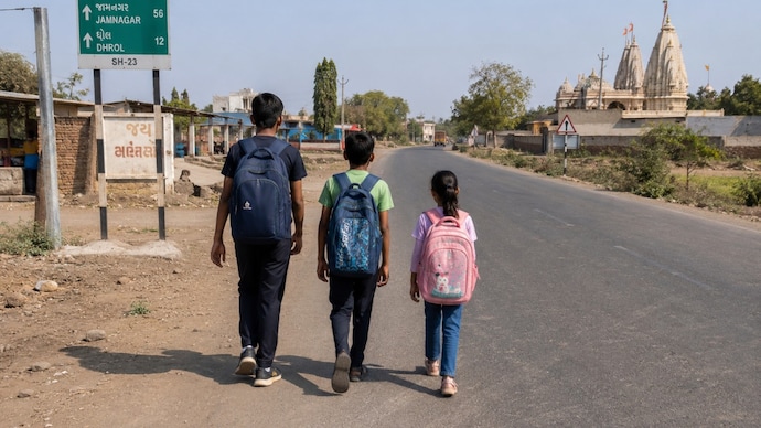 The 14-year-old boy, his 11-year-old brother and their 9-year-old sister left home while parents were asleep. (AI-generated representaional image) The 14-year-old boy, his 11-year-old brother and their 9-year-old sister left home while parents were asleep.