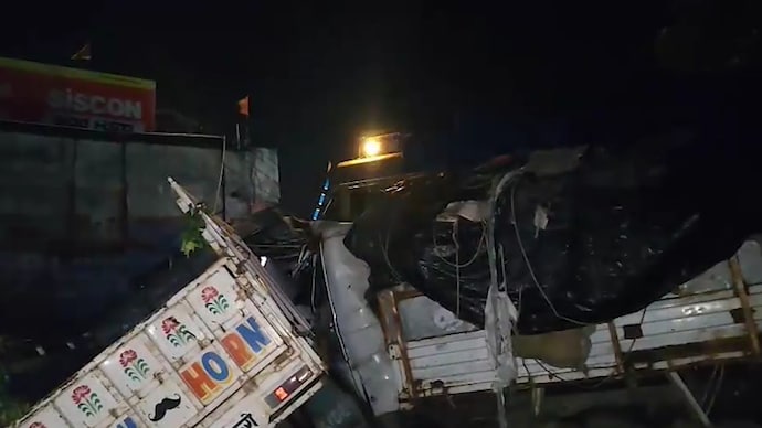 The horrific accident took place in Isari Bazaar, where the speeding truck allegedly lost control before ploughing through vehicles parked along the roadside.