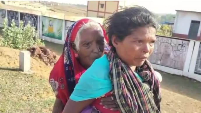 Woman carries 90-year-old mother-in-law on back for 9 km to bank for pension in Chhattisgarh (Screen grab)