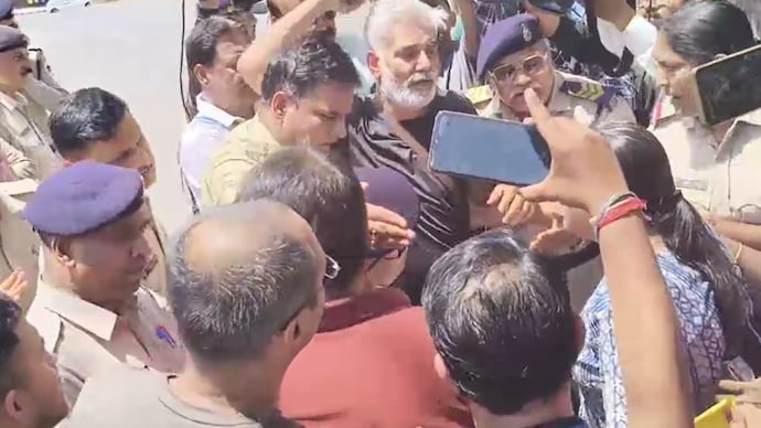 The father of Twisha Sharma threatened to immolate himself outside the residence of Madhya Pradesh Chief Minister Mohan Yadav during a protest in Bhopal