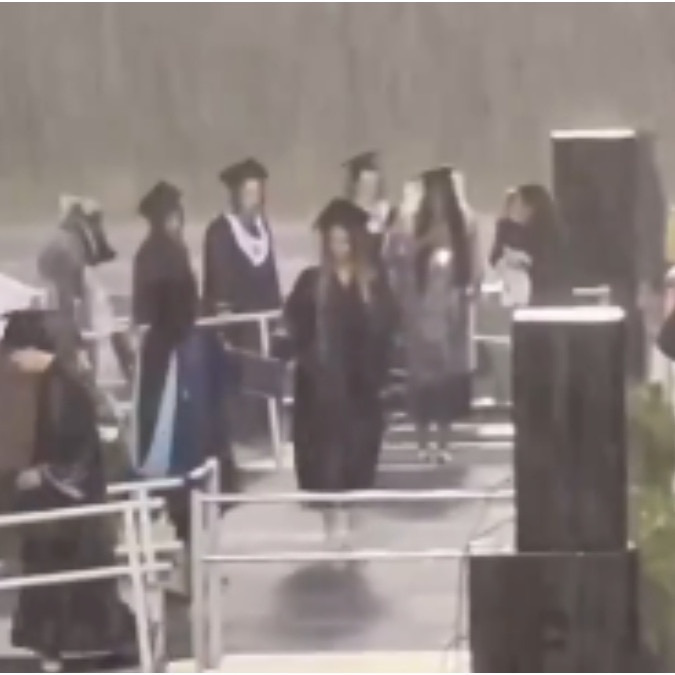 Video: US students brave heavy rain at graduation ceremony to receive diplomas