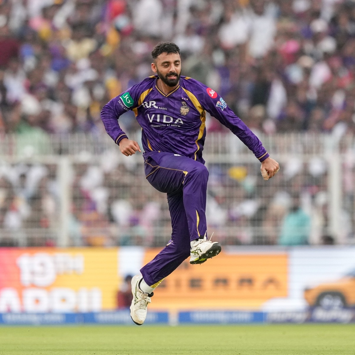 Spin twins Varun and Narine halt SRH juggernaut in Hyderabad as KKR hang on
