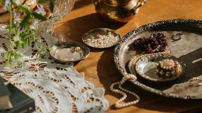 The piece maps India’s most famous bazaars for antique shopping.