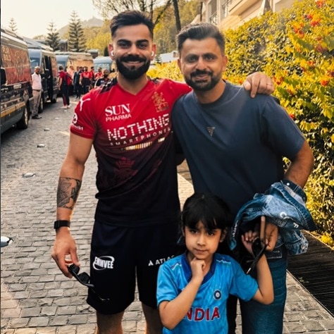 Virat Kohli meets 2008 U19 World Cup teammate, daughter before IPL 2026 final