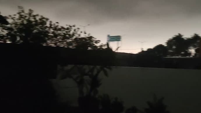 An image showing the dark atmosphere and overcast skies in Lucknow, Uttar Pradesh. (Photo: Screengrab) Watch: UP goes dark as heavy clouds turn day into night