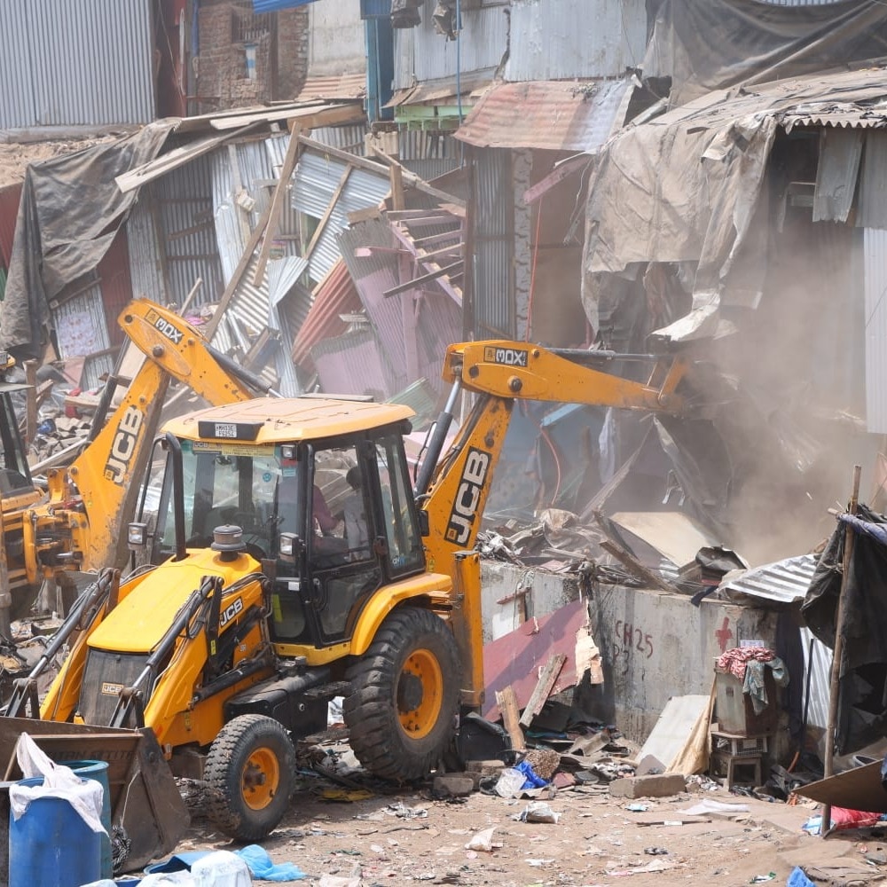 Stone-pelting at Mumbai's Garib Nagar slums as over 200 houses razed