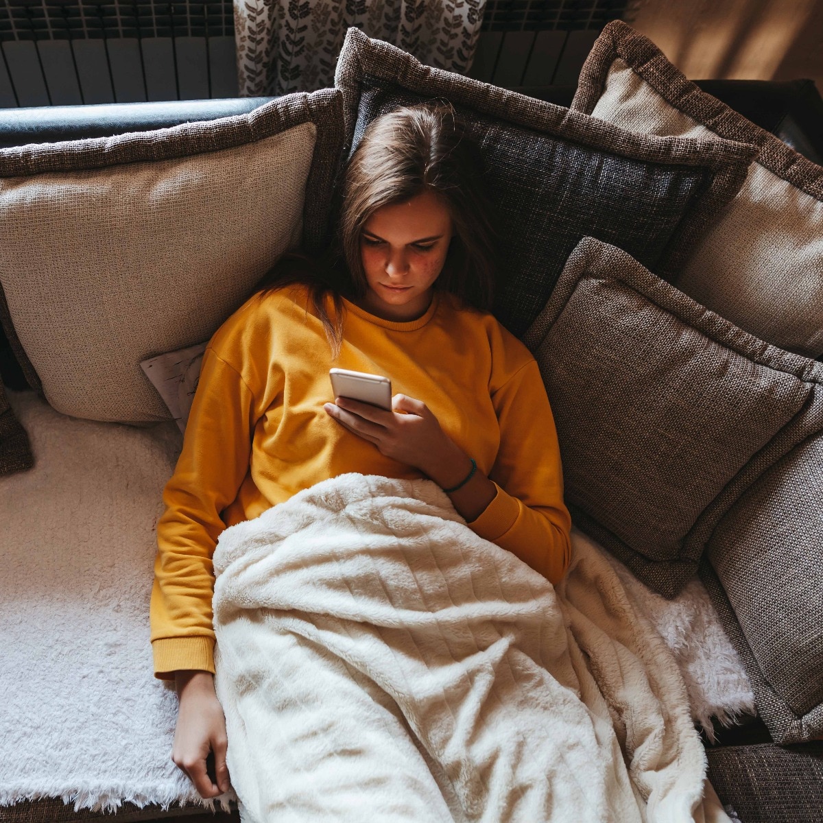 Brain fog, vertigo, floating sensations: The dark side of scrolling in bed