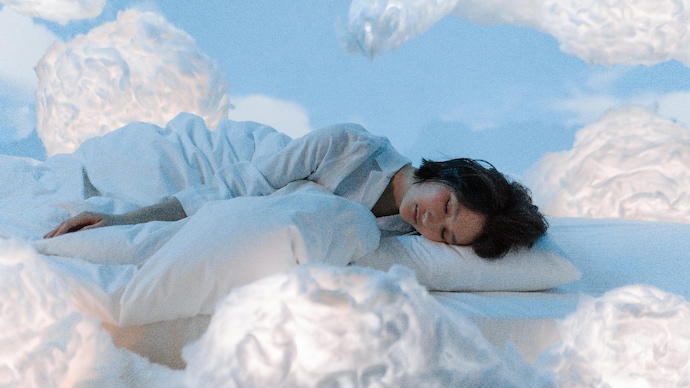 Zero gravity sleep position helps the spine to relax (Photo: Pexels) Zero gravity sleep position helps the spine to relax