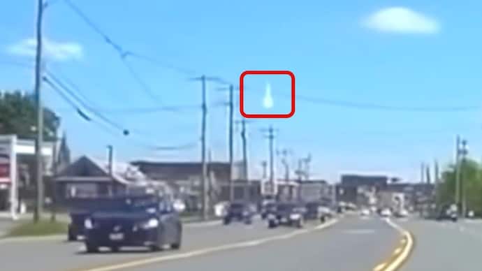 The meteor is captured on camera in Rome, New York. (Photo: Screengrab) 230 tons of TNT: That's how much energy meteor that detonated over US was packing