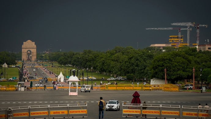 A powerful dust storm accompanied by rain and thunderstorm activity lashed Delhi and the National Capital Region (NCR) on Tuesday evening. (Photo: PTI)