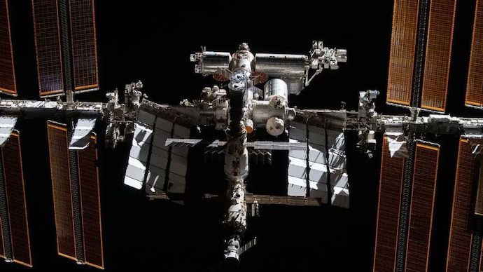 A stunning view of the International Space Station orbiting Earth against the black backdrop of space. (Photo: Nasa) A stunning view of the International Space Station orbiting Earth against the black backdrop of space. (Photo: Nasa)