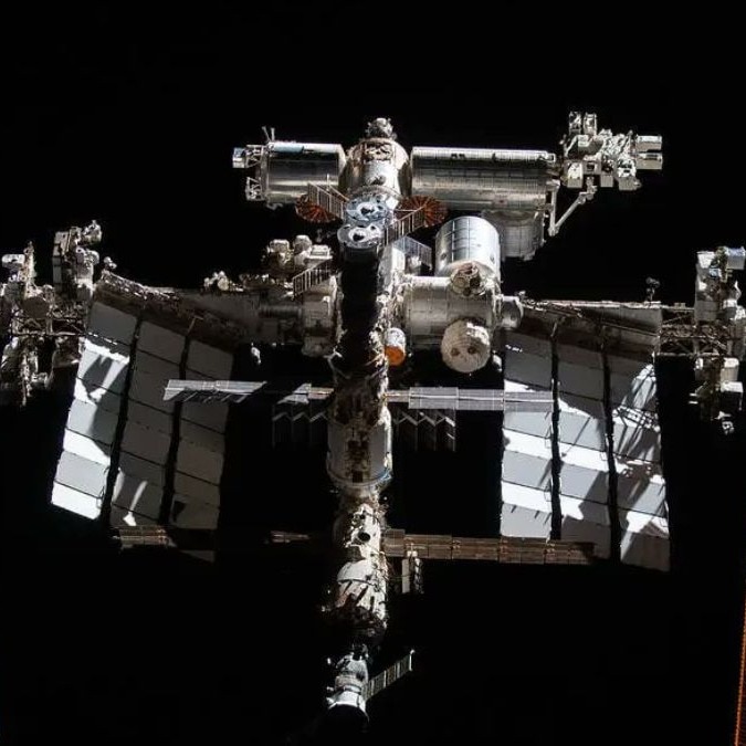Five astronauts return to normal after space station leak scare