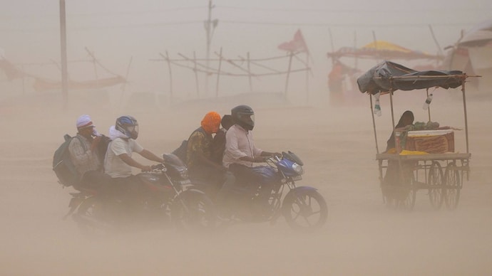 A thick wall of dust sweeps across Delhi, cutting visibility within minutes during a pre-monsoon storm. (Photo: PTI)