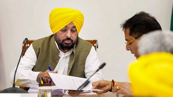 A viral video purportedly showed a man resembling Punjab Chief Minister Bhagwant Mann disrespecting the Sikh Gurus.