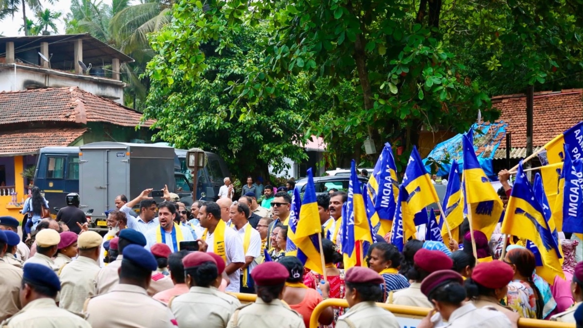 AAP protests outside Goa minister's house over high power bills, penalties