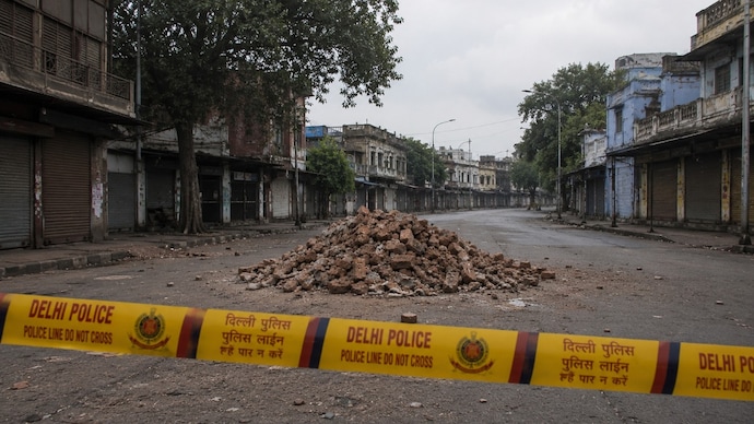 After the murder, the accused covered the body with bricks in an attempt to conceal the crime and fled from the spot. (Photo: AI-generated)