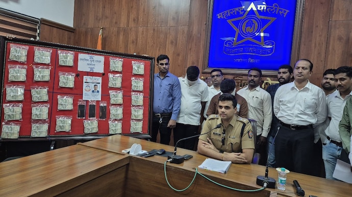 The two accused arrested by Akola Police for allegedly posing as CBI officers and robbing an elderly trader of Rs 25 lakh.