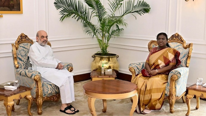 Home Minister Amit Shah reached Rastrapati Bhavan to meet the President. .