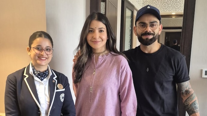 Anushka Sharma, Virat Kohli pose with a fan during Ahmedabad visit. Anushka Sharma, Virat Kohli pose with a fan during Ahmedabad visit