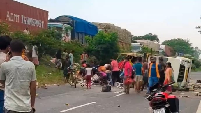 As bystanders looted mangoes from the overturned vehicle, police shifted the injured couple to hospital.