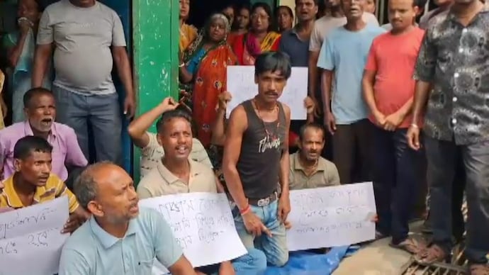 Returned migrant workers in Dinhata have alleged threats and extortion over Bangla Awas Yojana payments. Bengal