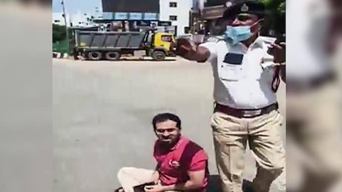 Bengaluru man sat on the street to protest against traffic halt
