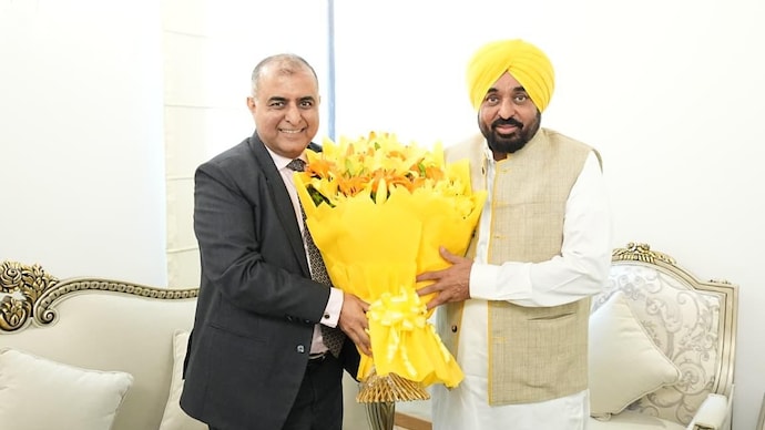 Punjab Chief Minister Bhagwant Mann on Monday met HPCL Chairman and Managing Director Vikas Kaushal in Chandigarh and discussed investments in the energy and petroleum sectors. (Photo: X/@BhagwantMann) भगवंत मान ने निवेशकों को दिया भरोसा (Photo: ITG)