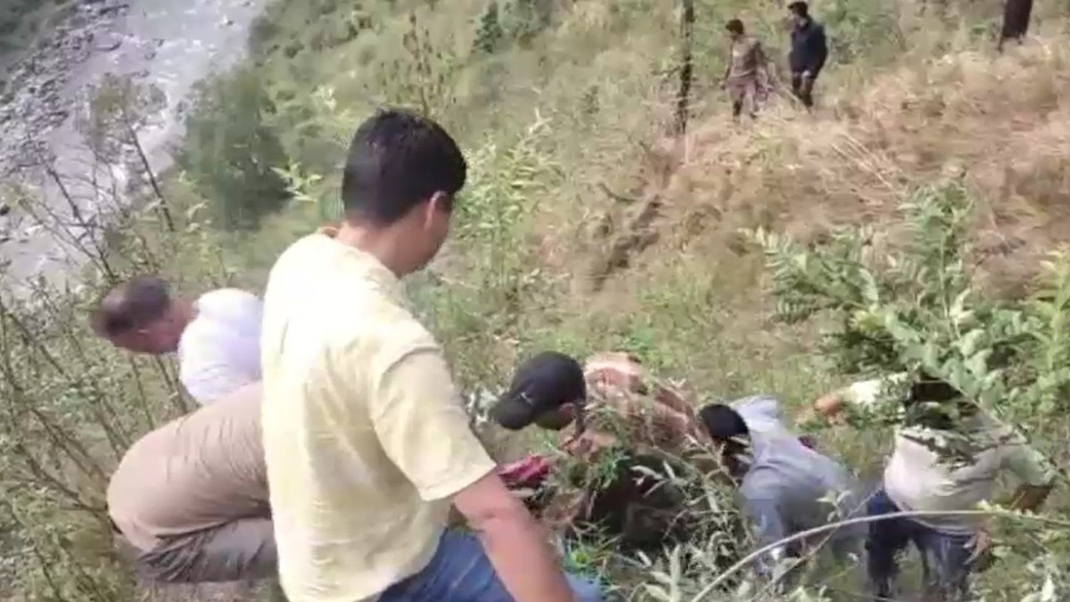 4 killed after car plunges into gorge; woman, child escape miraculously