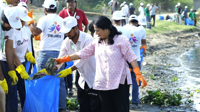 Delhi CM Rekha Gupta at 'Clean Yamuna' campaign held at Chilla village Ghat.