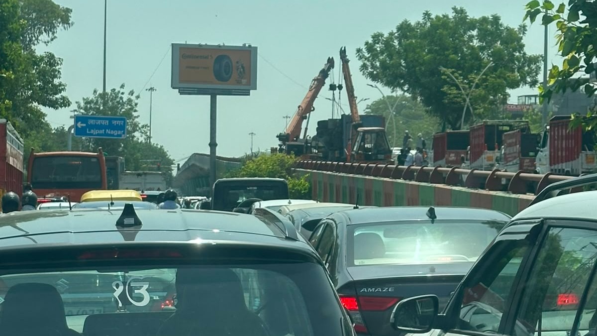 Delhi traffic alert: Major blockage on Moolchand-Ashram stre