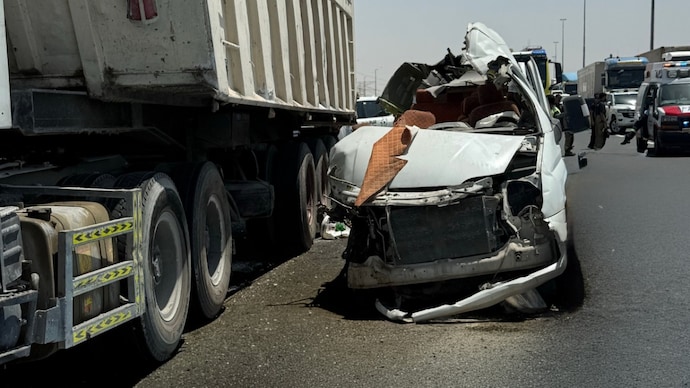 Early investigations indicate that the truck had stopped in the middle of the road because of a mechanical problem. Photo: X/DubaiPoliceHQ Early investigations indicate that the truck had stopped in the middle of the road because of a mechanical problem.